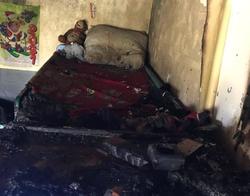 Пожарные нашли ребенка под диваном в горящей квартире