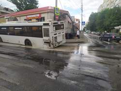 На Чернышевского автобус провалился в заполненную водой яму