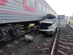 В столкновении поезда и внедорожника погибли 3 человека