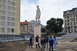 На площади у речного вокзала "примерили" памятник Петру Первому