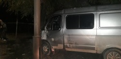 Водитель "ГАЗели" попал в больницу после наезда на дерево