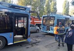 Столкнулись два троллейбуса и автобус