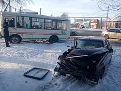В Балашове столкнулись автобус и легковушка. Есть пострадавшие