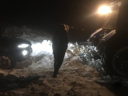 Ночью в снежном заносе застряли две машины с детьми