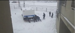 "Глаз народа". Конвоиры пытаются вытолкнуть застрявший в снегу автозак