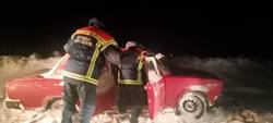 Спасатели пришли на помощь застрявшим в снегу автомобилистам