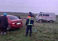 Из застрявшего в поле автомобиля эвакуировали 5 взрослых и двух детей