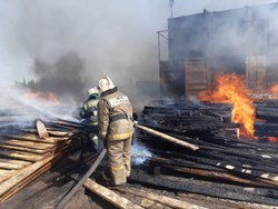 Пожарные потушили пожар на стройбазе