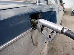 Власти подарят 100 литров бензина за шутки про ремонт дорог