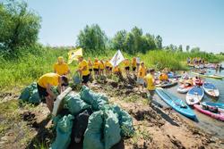 Работники Саратовского НПЗ очистили острова на Волге от мусора