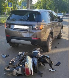 В ДТП с внедорожником пострадала 16-летняя водительница скутера