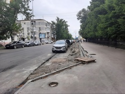 Часть слишком широкого тротуара на Радищева отвели под парковку