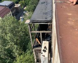 Из-за неосторожности при ремонте крыши сгорели два балкона