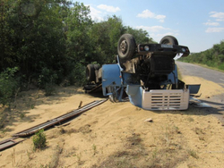 Под Саратовом перевернулся угнанный в Волгоградской области грузовик с зерном