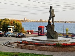Времена.Началась военная операция РФ в Сирии, В Саратове на набережной открыли памятник Гагарину