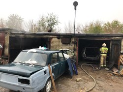 Пожар в гаражном массиве уничтожил две машины