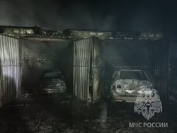В гараже сгорели три автомобиля