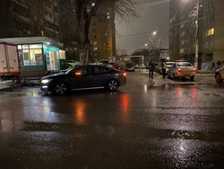 В центре Саратова водитель устроил ДТП и сбежал