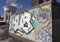 Здания в Саратове уродуют граффити и криминальной рекламой