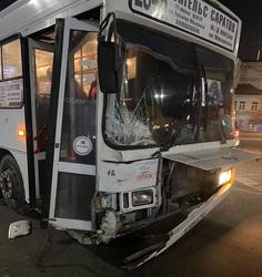 В столкновении автобуса и легковушки пострадали два человека