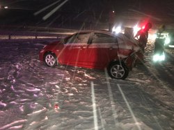 В снегопад на дороге столкнулись ВАЗ и Хендэ, два человека пострадали