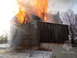 Пожарные тушили деревянную постройку рядом с мельницей Червова
