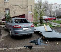 Снесенный ветром с крыши кусок профлиста разбил припаркованный Форд