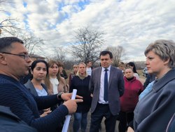 Зампред правительства и мэр надавали обещаний жителям Воробьевки