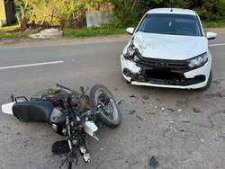 В Усть-Курдюме столкнулись "Лада" и мотоцикл, пострадал подросток