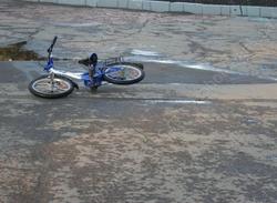 Около торгового центра сбит юный велосипедист