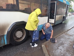 Соцсети: водитель выбросил из автобуса пожилого безбилетника