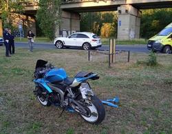 Мотоциклист и его пассажир пострадали в дорожной аварии