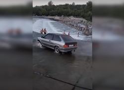 Соцсети: водители продолжают покорять "водопады" на Большом Иргизе