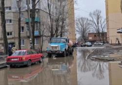 Чиновники о дворе на ул. Маршала Василевского: подходы к подъездам еще затоплены