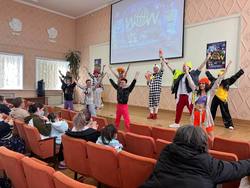 Артисты циркового шоу "WOW" выступили перед онкобольными детьми