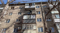 Спасатели эвакуировали повисшего на балконе пятого этажа мужчину
