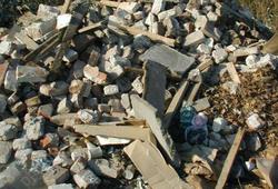 На окраине города обнаружена большая свалка строительных отходов