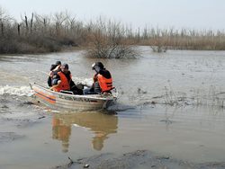Паводок. Жителям Перелюбского района подвозят еду и воду