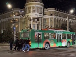 "Предложили помощь". В центре города пассажиры толкали троллейбус