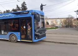 Новые троллейбусы и электробусы "убиваются" на тротуаре у вокзала