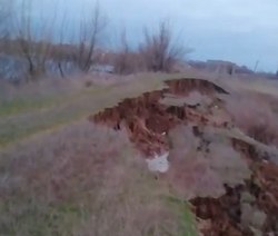 Паводок. В Дергачевском районе прорвало плотину