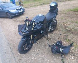 Мотоциклист без прав врезался в Шкоду и попал в больницу
