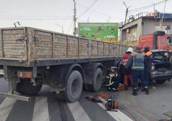 Двое пострадали в аварии "Лады" с грузовиком