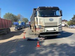 В Ленинском районе под колесами грузовика погиб пешеход
