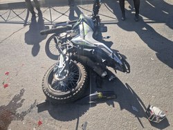 Мотоциклистка попала в больницу после ДТП с двумя "легковушками"