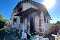 У многодетного пожарного сгорел дом: ему собирают помощь