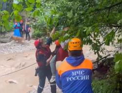 В Сочи туристам из Саратова помогли выбраться из затопленного ущелья