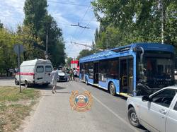 Автомобилист пострадал в аварии с троллейбусом