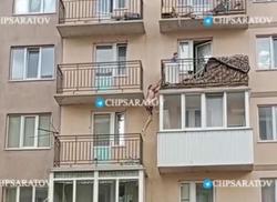Очевидцы: сосед залез на балкон восьмого этажа и снял с него ребёнка