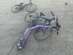 На набережной столкнулись подростки на электросамокате и велосипеде
